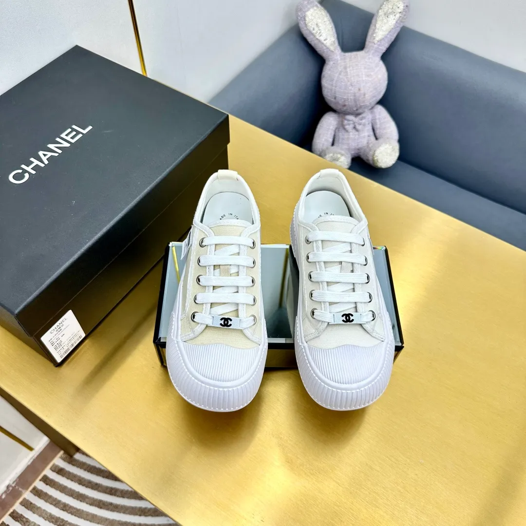 👟👟Ex-factory price 420👟👟 Chanel Chanel - 2024 counter top casual panda shoes sneakers. This classic design; the upper is electro-embroidered with a variety of techniques; the outsole is fashionable and sporty; it is unusual to incorporate a variety of color matching elements... The diversified mix and match is very beautiful and versatile, and can be used for leisure, fashion, sports and outdoor... ꫛꫀꪝ Go➫ Material: ❶The upper is made of: original imported mercerized velvet++ waterproof cloth ❷The inner lining is made of: sheepskin. Full set of boutique packaging for women 35–41